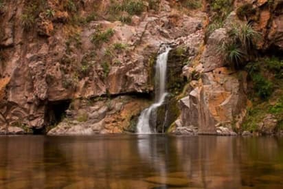 Un adolescente de Intendente Alvear cayó de 20 metros en una cascada y murió