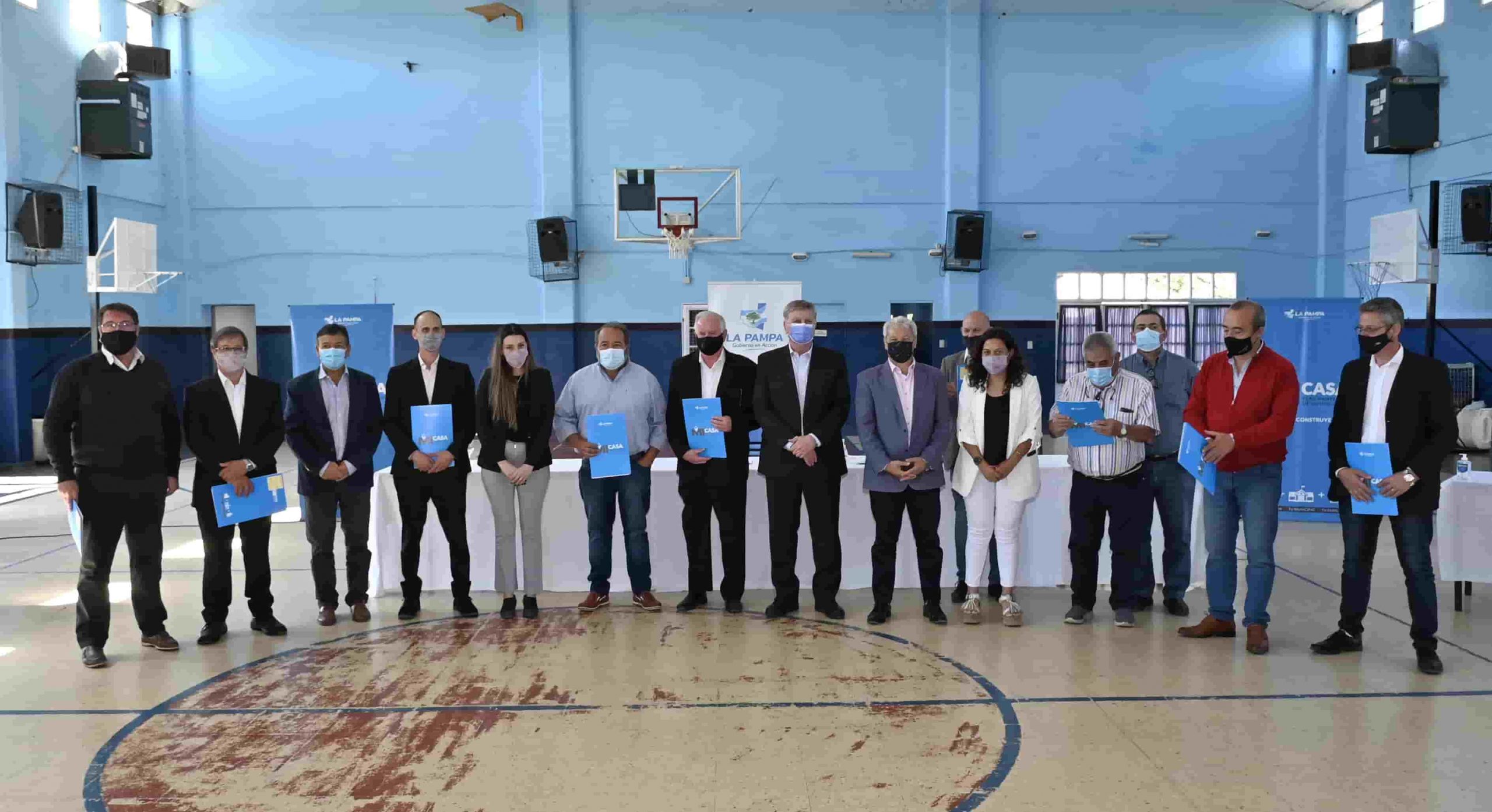 Sergio Ziliotto, firmo un convenio para la construcción de 10 viviendas en Intendente Alvear, 8 para Larroudé y 4 para Ceballos