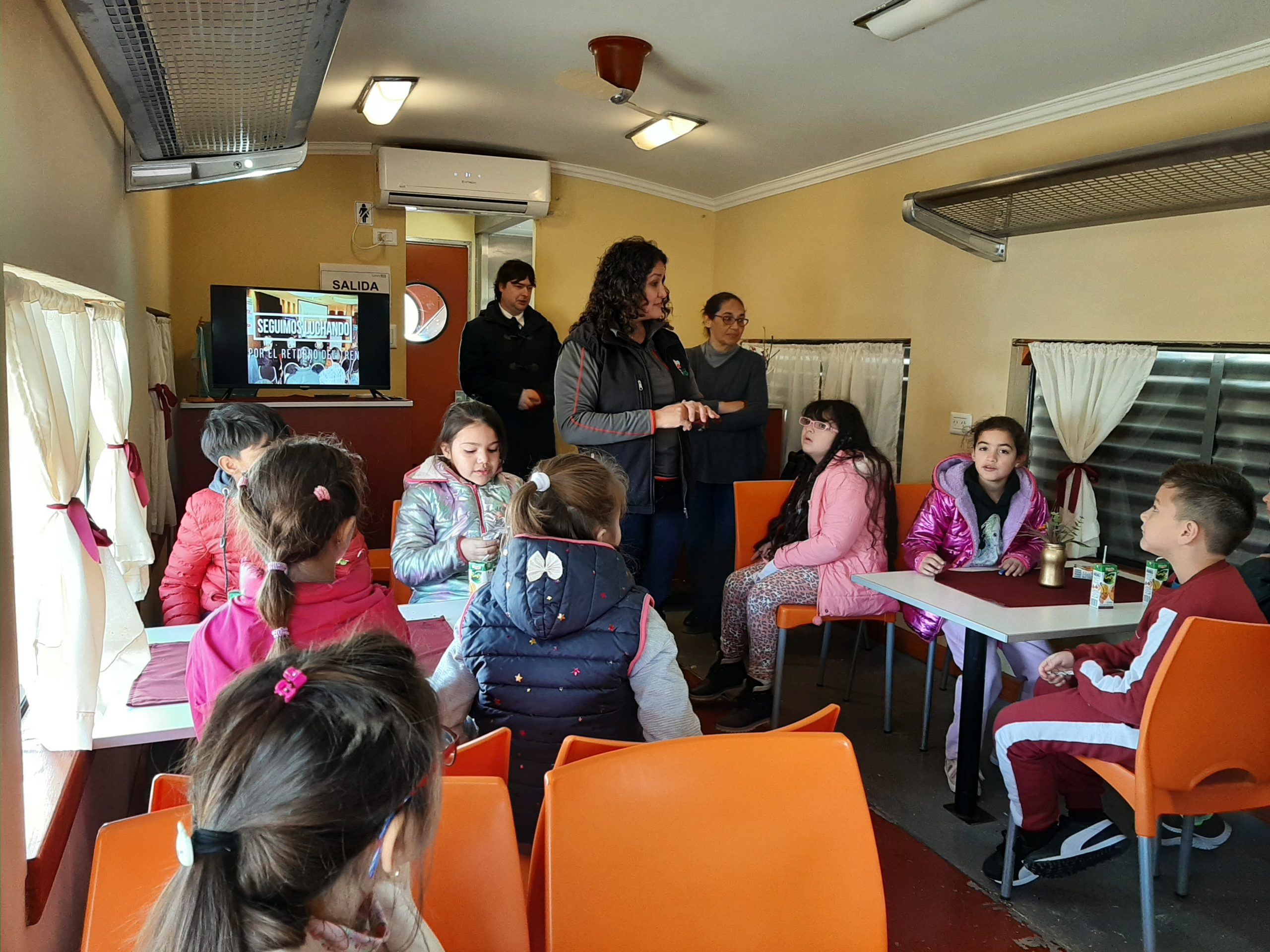 ALUMNOS DE LA ESCUELA HOGAR DE RUCANELO VISITARON EL VAGÓN FERROVIARIO
