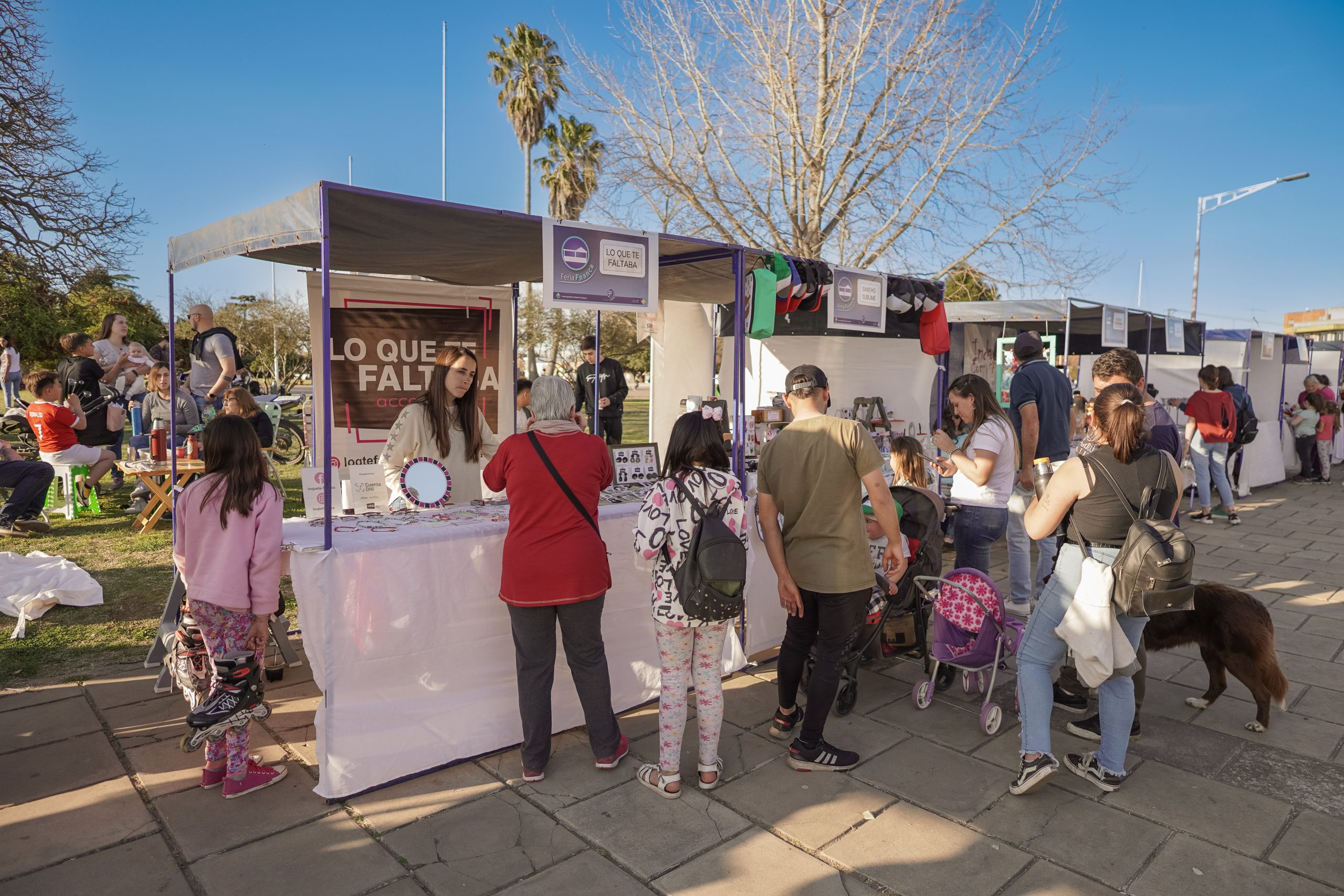 Buen clima y una importante presencia de vecinos en la plaza acompañaron la Feria Franca