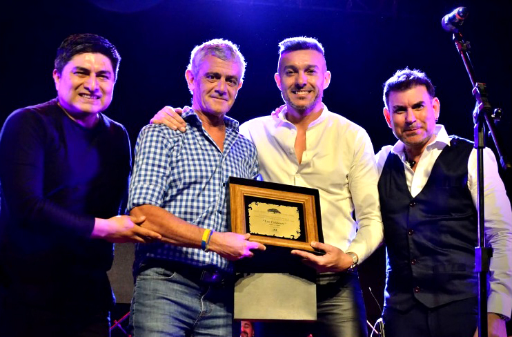 Mariano Fernández entrego reconocimiento a Los Caldenes por su trayectoria musical