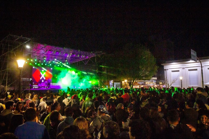 TRENQUE LAUQUEN EXPLOTO CON DJ KAIRUZ Y LOS PERICOS EN LA PLAZA SAN MARTÍN
