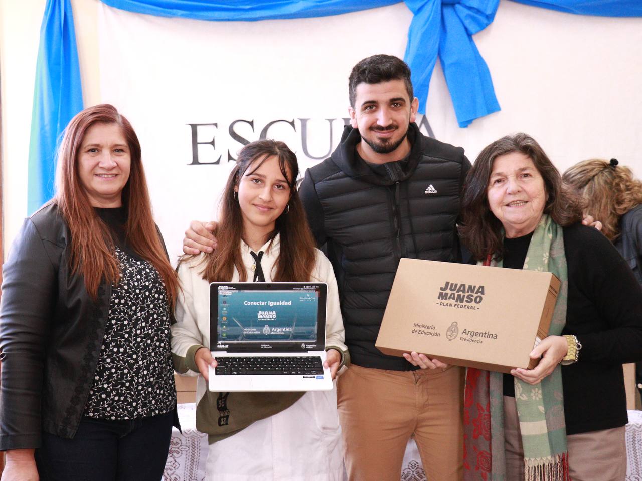 María Celia entregó netbooks en Curarú