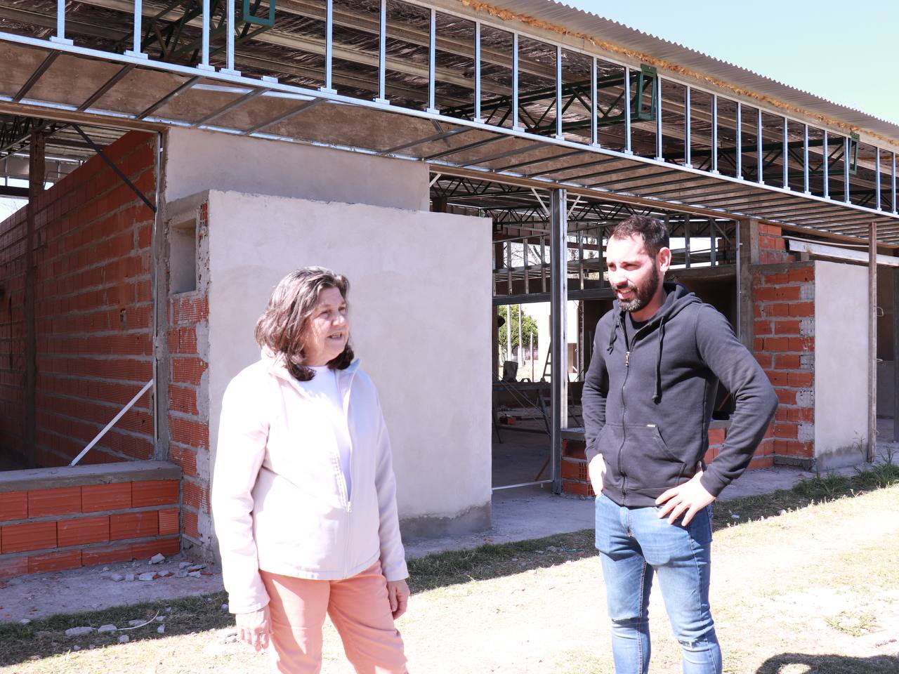Tres Algarrobos: La Intendenta María Celia Gianini y el delegado Gastón Rossi recorrieron la obra del jardín
