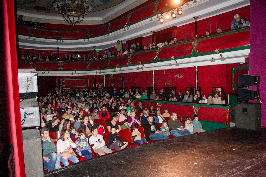 LOS TÍTERES Y SUS OCURRENCIAS ATRAPARON A LOS CHICOS Y GRANDES QUE LLENARON LA SALA DEL TEATRO