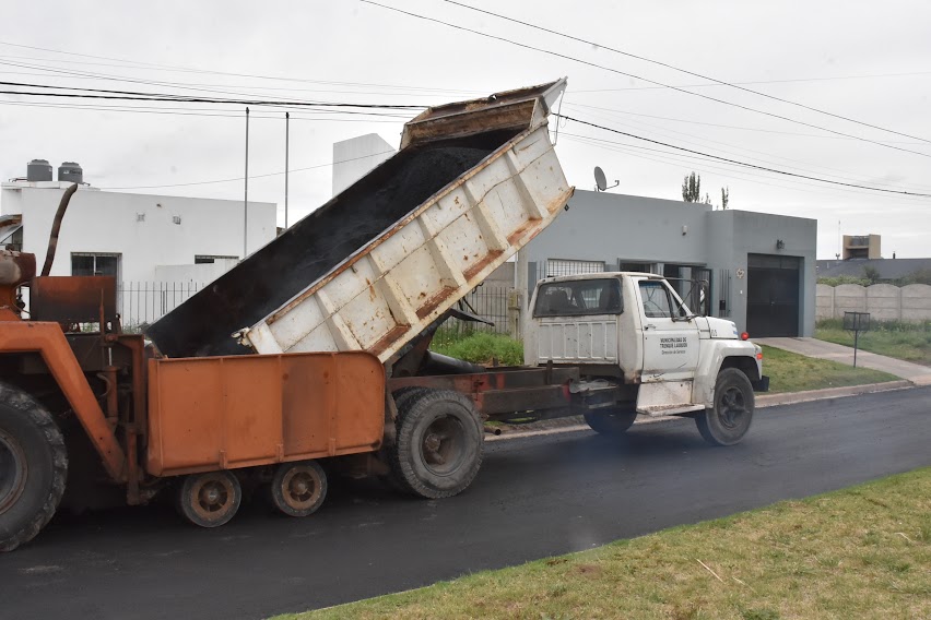 EL MUNICIPIO ESTÁ TERMINANDO LA OBRA DE PAVIMENTACIÓN DE LA CALLE CASTELLI, ENTRE CARLOS CASARES Y DIVISIÓN NORTE