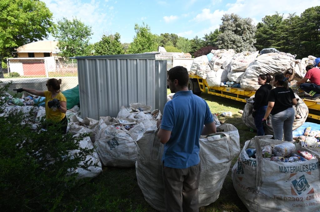 UNLPAM AMBIENTAL: SE REALIZÓ EL PRIMER ENVÍO DE ECO-BOTELLAS
