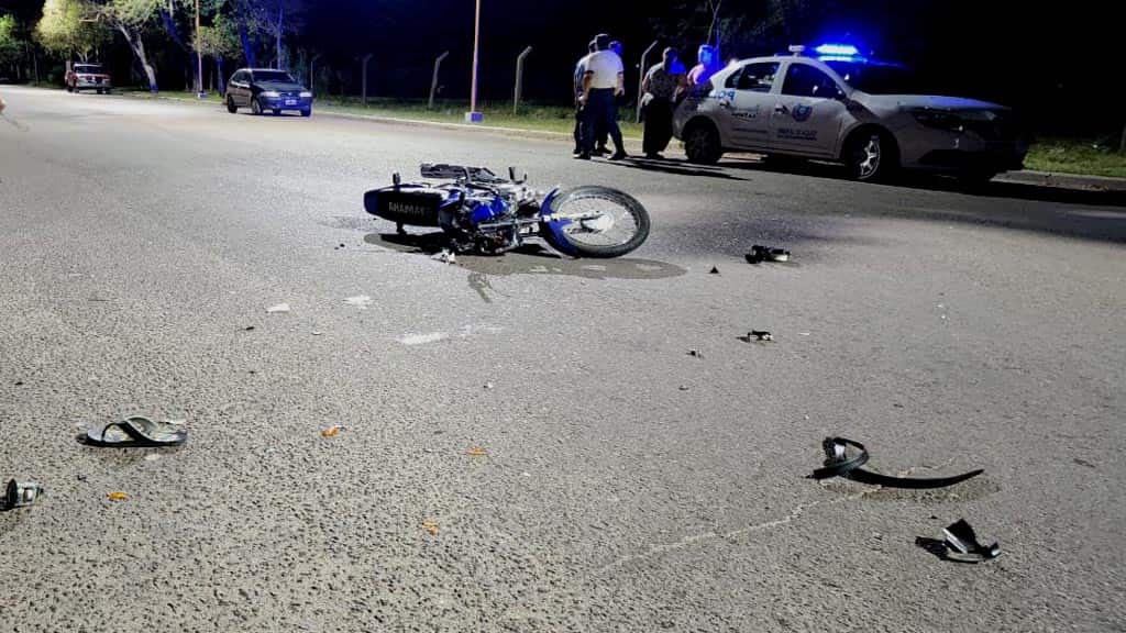 Dos motociclistas sufrieron graves lesiones tras chocar con una camioneta