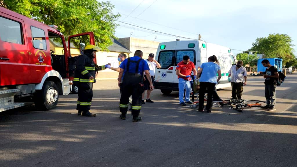 Por no prestar atención, tuvo un accidente y terminó siendo rescatado por los bomberos