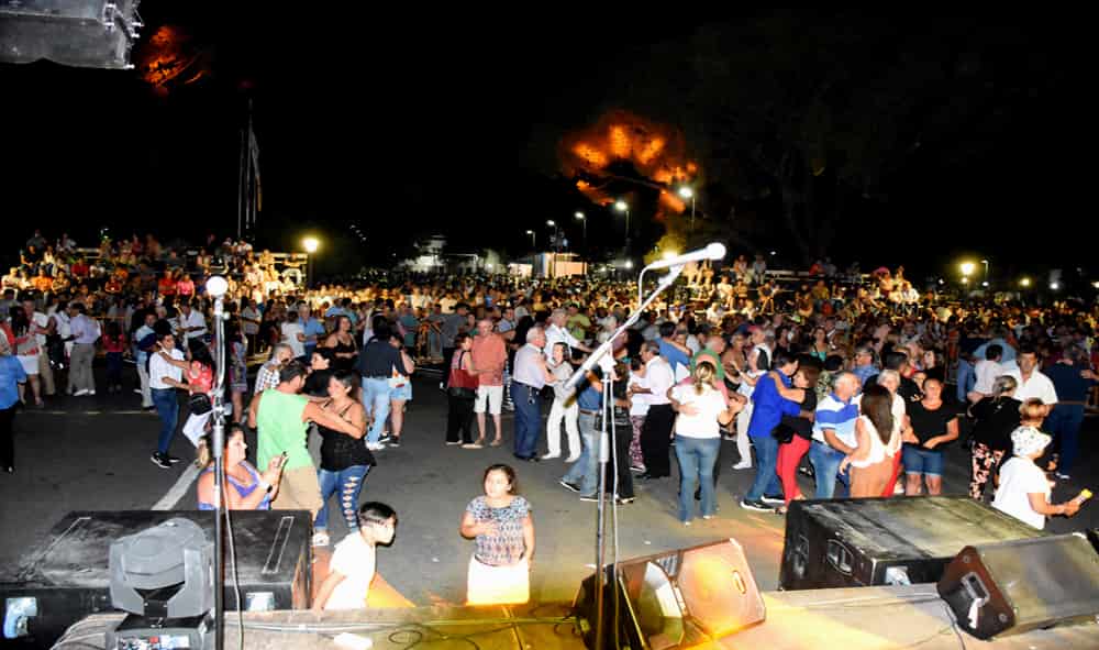 Comparsa La Plumita y Les Cachivaches presente en los corsos Trenquelauquenses