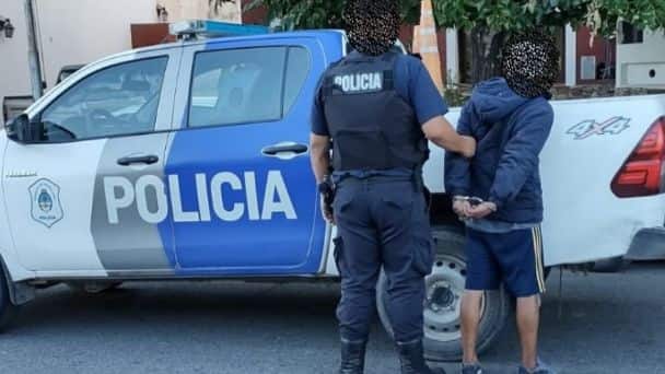 Video: Una mujer le dio una golpiza al ladrón que intentó robarle