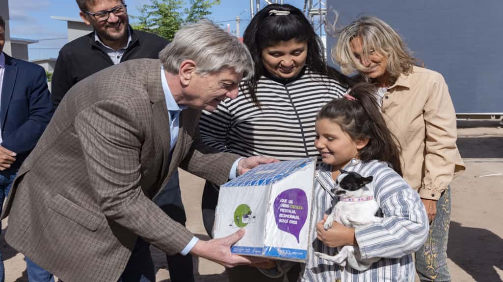 Sergio Ziliotto y Alicia Mayoral presente en la entrega de las 102 casa en Santa Rosa