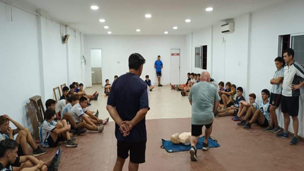 DEFENSA CIVIL MUNICIPAL DIO UN TALLER DE PRIMEROS AUXILIOS CON TÉCNICAS DE RCP