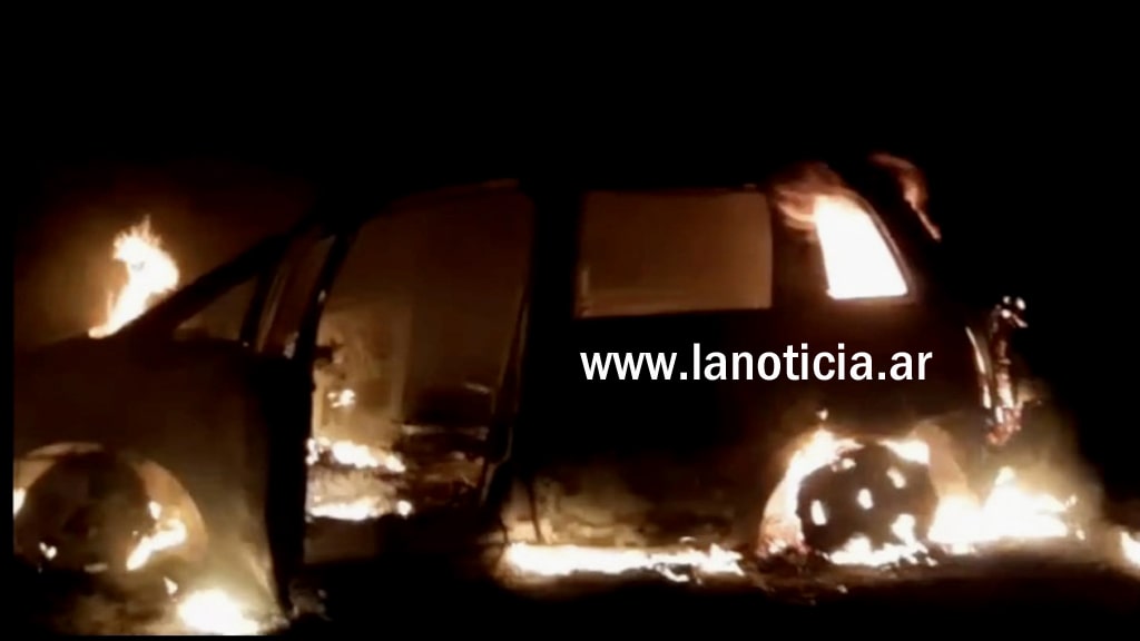 Un feroz Incendio consume por completo un vehículo en cercanía a Int. Alvear
