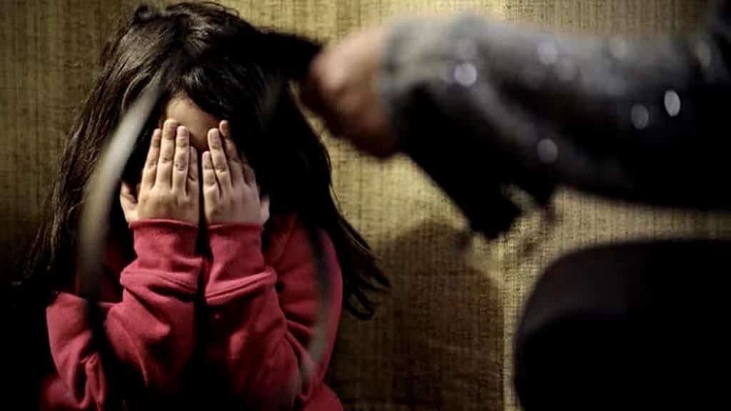 Un amigo de la familia abusó sexualmente de su hija mientras la cuidaba