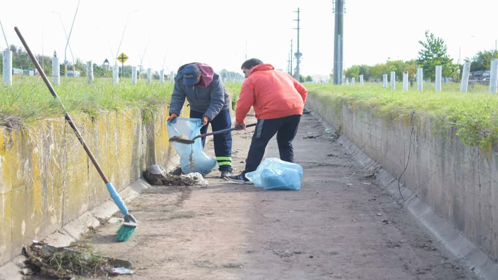 LA MUNICIPALIDAD AVANZA EN LA LIMPIEZA DE CANALES Y DESAGÜES PLUVIALES