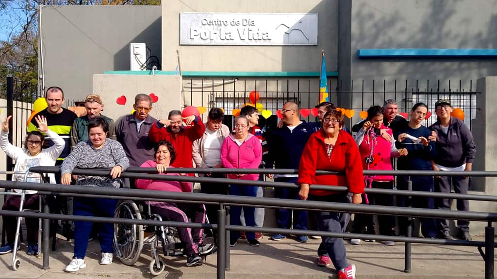 EL CENTRO DE DÍA “POR LA VIDA” SE SUMÓ A LOS FESTEJOS DECORANDO EL FRENTE DE LA INSTITUCIÓN