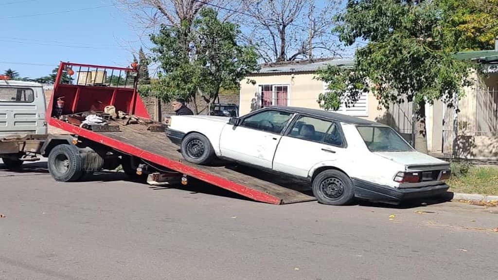 LA MUNICIPALIDAD CONTINÚA CON LA REMOCIÓN DE VEHÍCULOS ABANDONADOS EN LA VÍA PÚBLICA