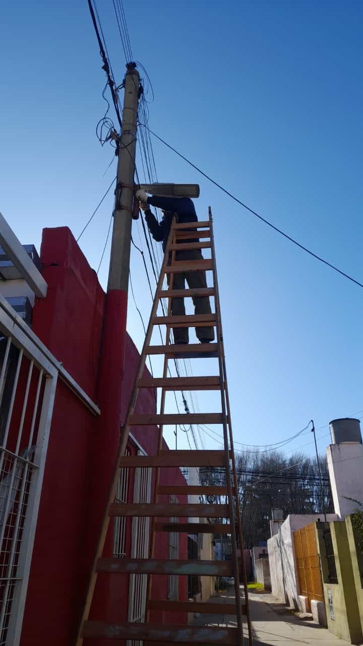 EL MUNICIPIO TRABAJA EN EL BARRIO LOS ROBLES EN EL RECAMBIO DE LUMINARIAS EN EL SECTOR
