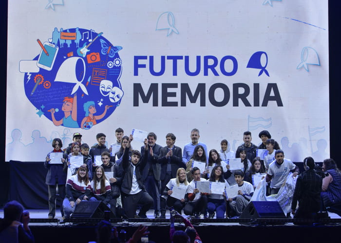 Kicillof junto a jóvenes que participaron del programa “Futuro Memoria”