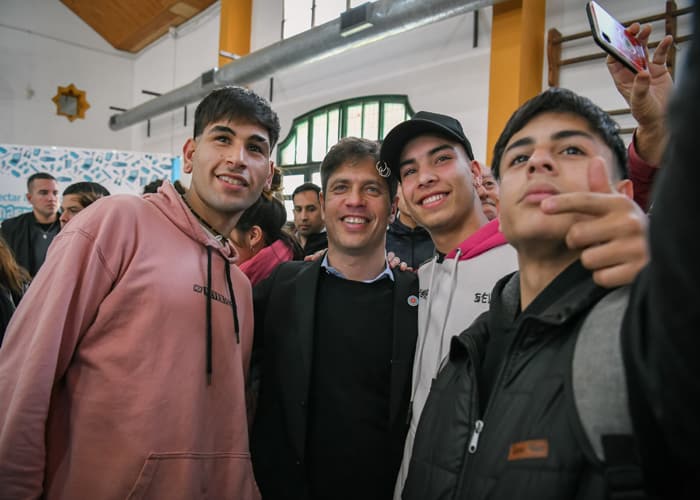 Kicillof entregó 229 computadoras personales a estudiantes de Lincoln