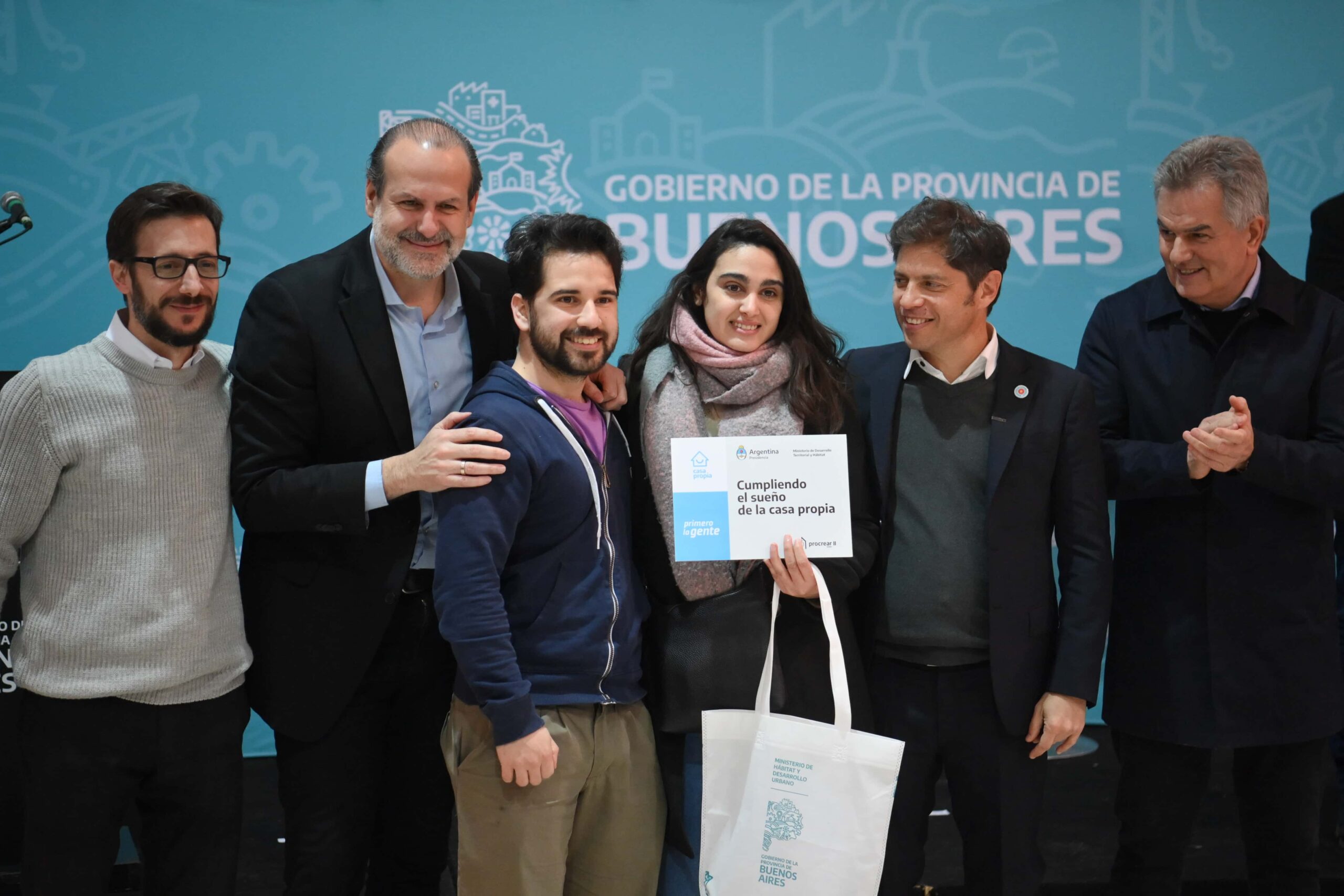 Bahía Blanca: El gobernador Axel Kicillof entrego de 54 viviendas y suscribió 36 créditos del programa Buenos Aires CREA