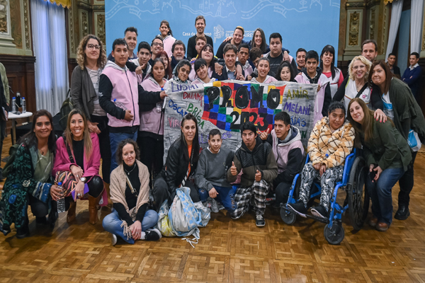 Kicillof recibió a estudiantes de una escuela de educación especial que participaron del programa Viaje de Fin de Curso