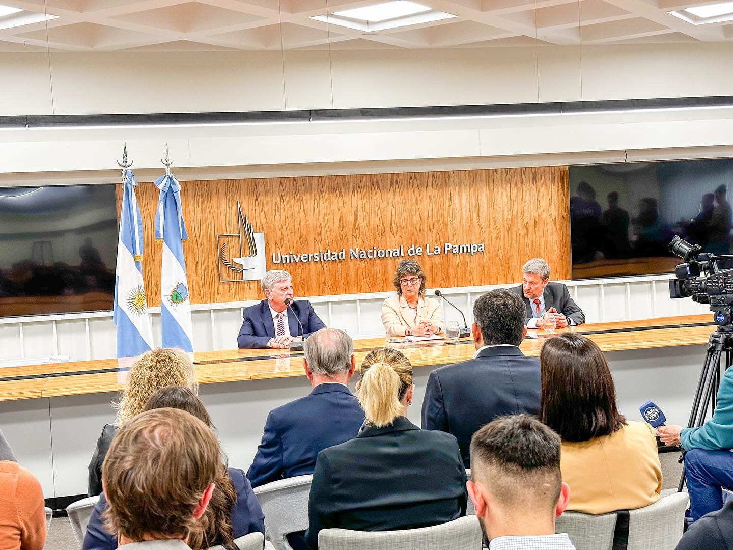 La rectora de la UNLPam María Ema Martin, firmó convenio con el Gobernador de La Pampa Sergio Ziliotto