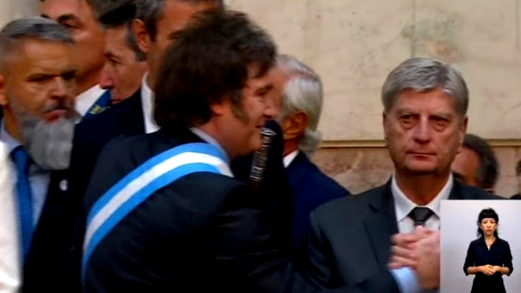 Sergio Ziliotto y Axel Kicillof presente en la asunción del presidente Javier Milei