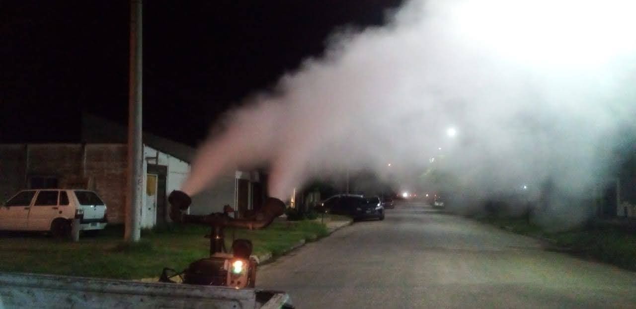 SI EL CLIMA LO PERMITE, LAS TAREAS DE FUMIGACIÓN QUE REALIZA EL MUNICIPIO CONTINUARÁN