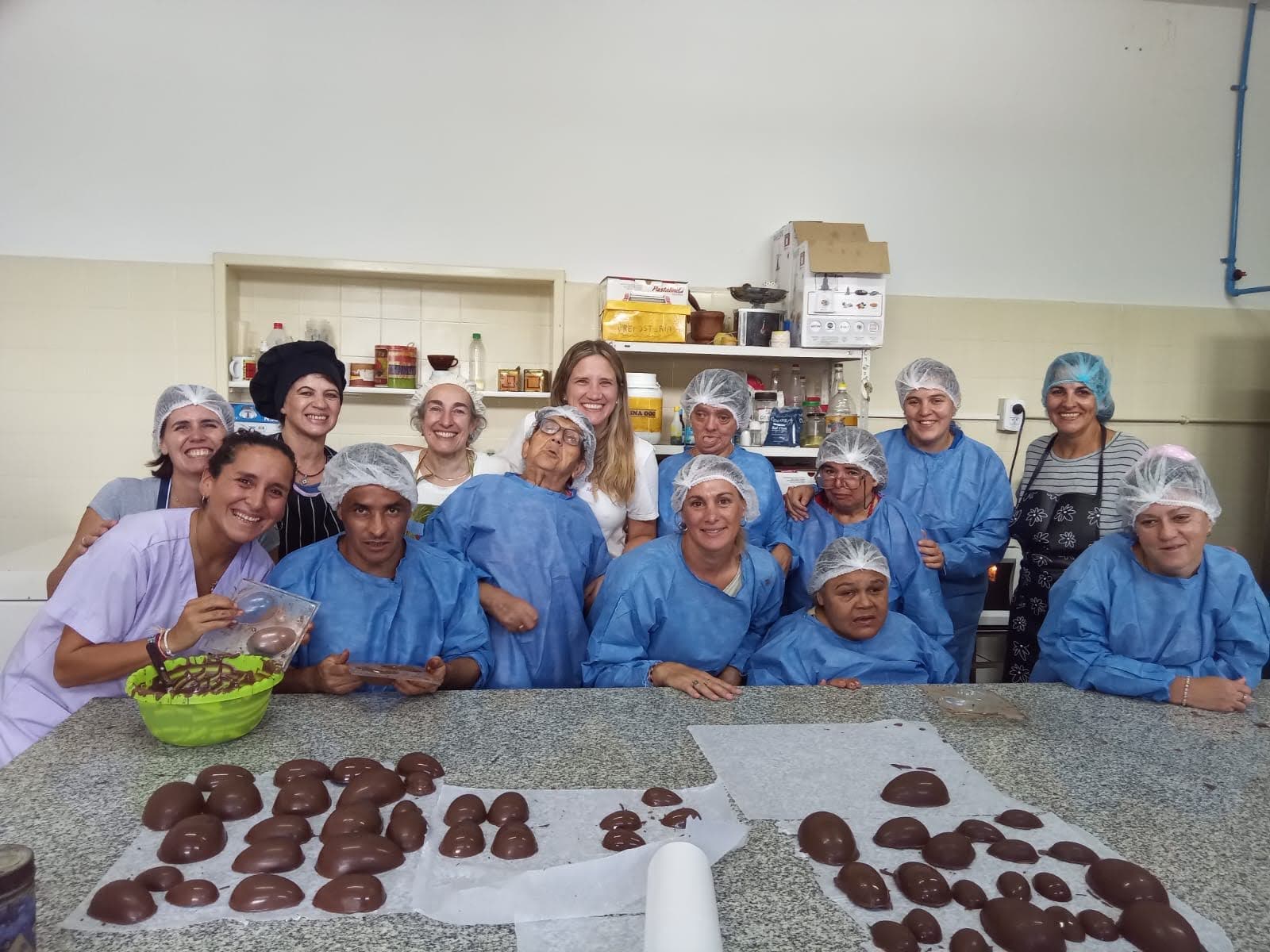 LOS CHICOS/AS DEL CUMEN CHE APRENDIERON A ELABORAR HUEVOS DE PASCUA