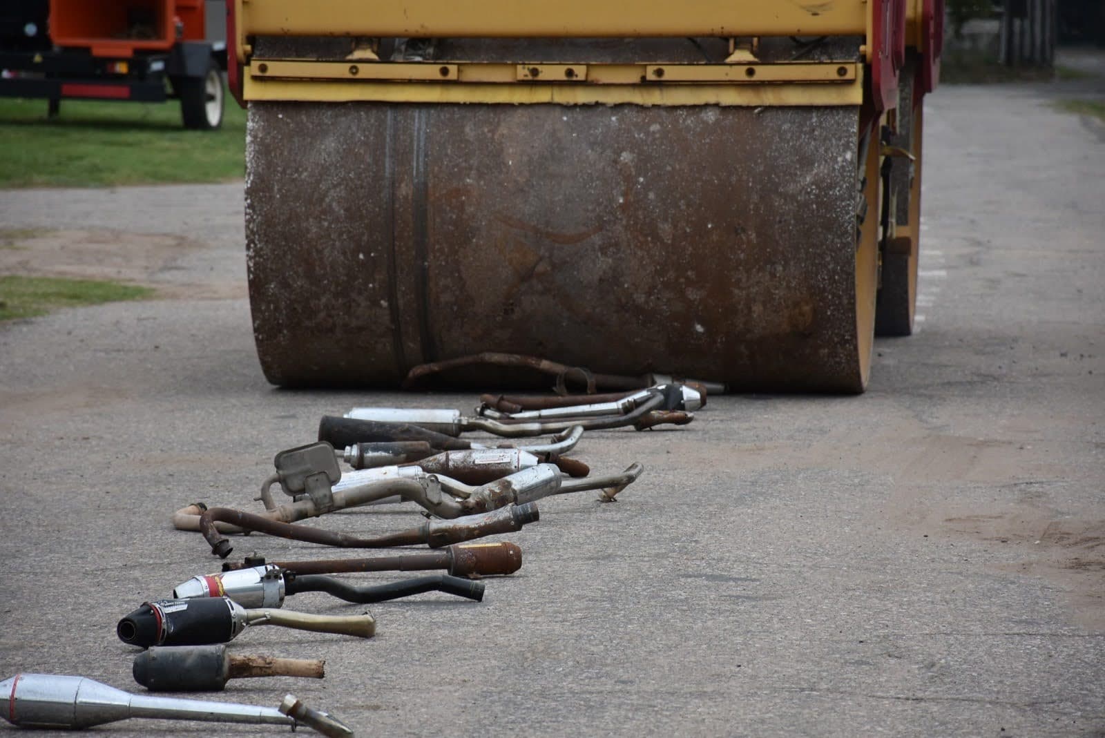 MAS DE 63 CAÑOS DE ESCAPE MODIFICADOS DE MOTOS QUE FUERON SECUESTRADAS POR PERSONAL DE TRÁNSITO EN TRENQUE LAUQUEN