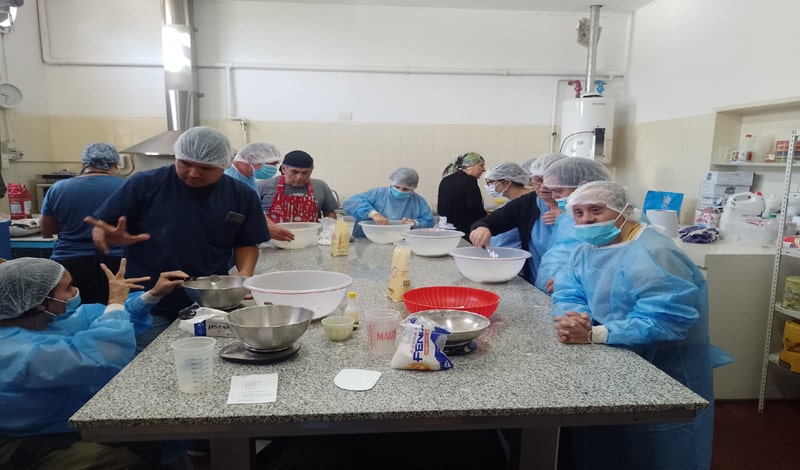 LOS CHICOS/AS DEL CENTRO DE DÍA APRENDIERON A ELABORAR ROSCAS DE PASCUA