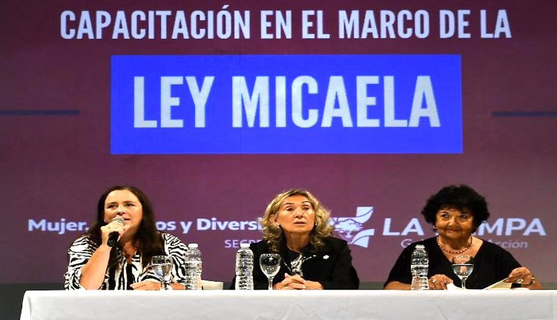 Charla de Dora Barrancos dirigida al público e integrantes del gabinete