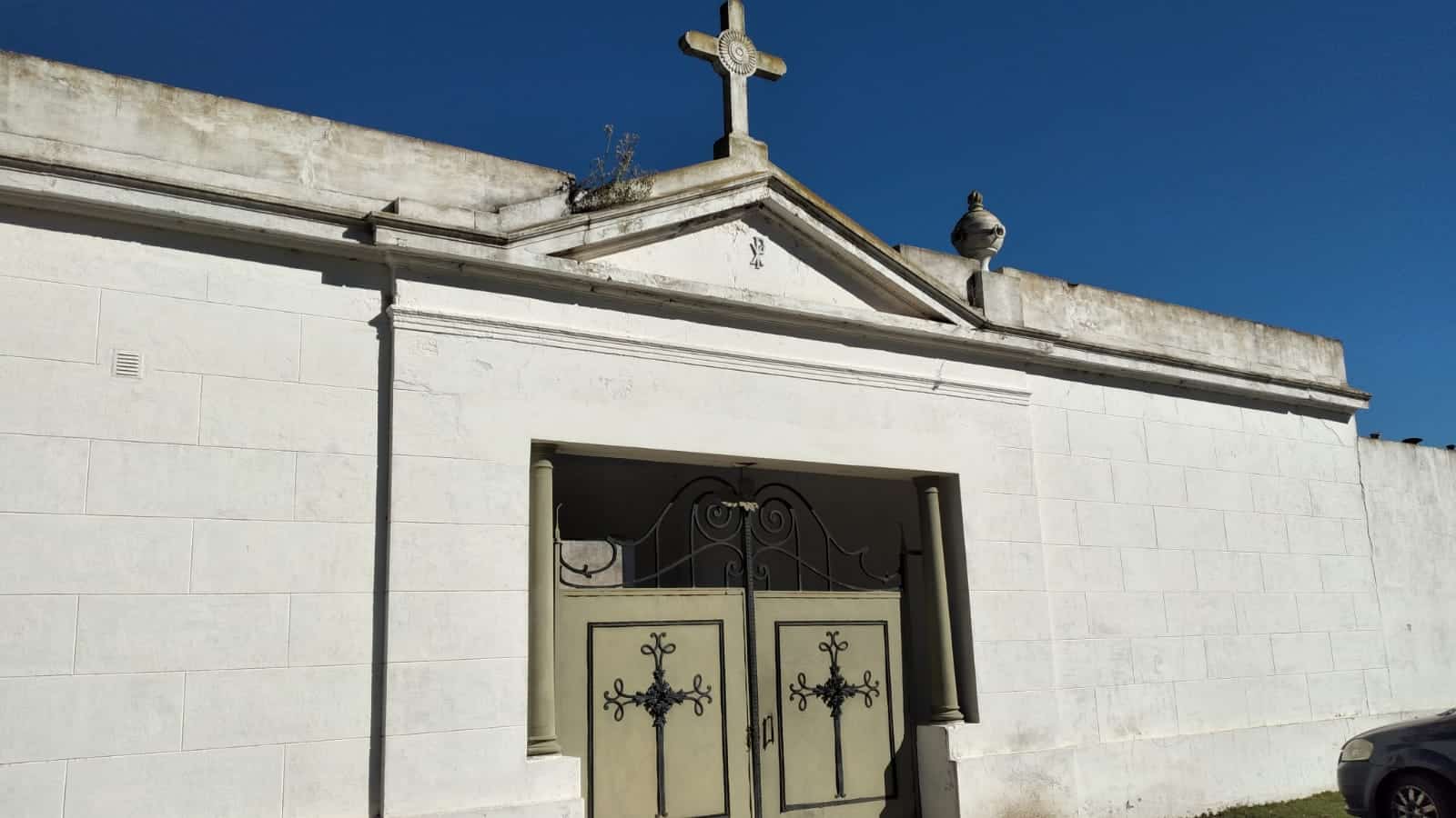 Investigación en curso por robo de placas de bronce en cementerio de González Moreno