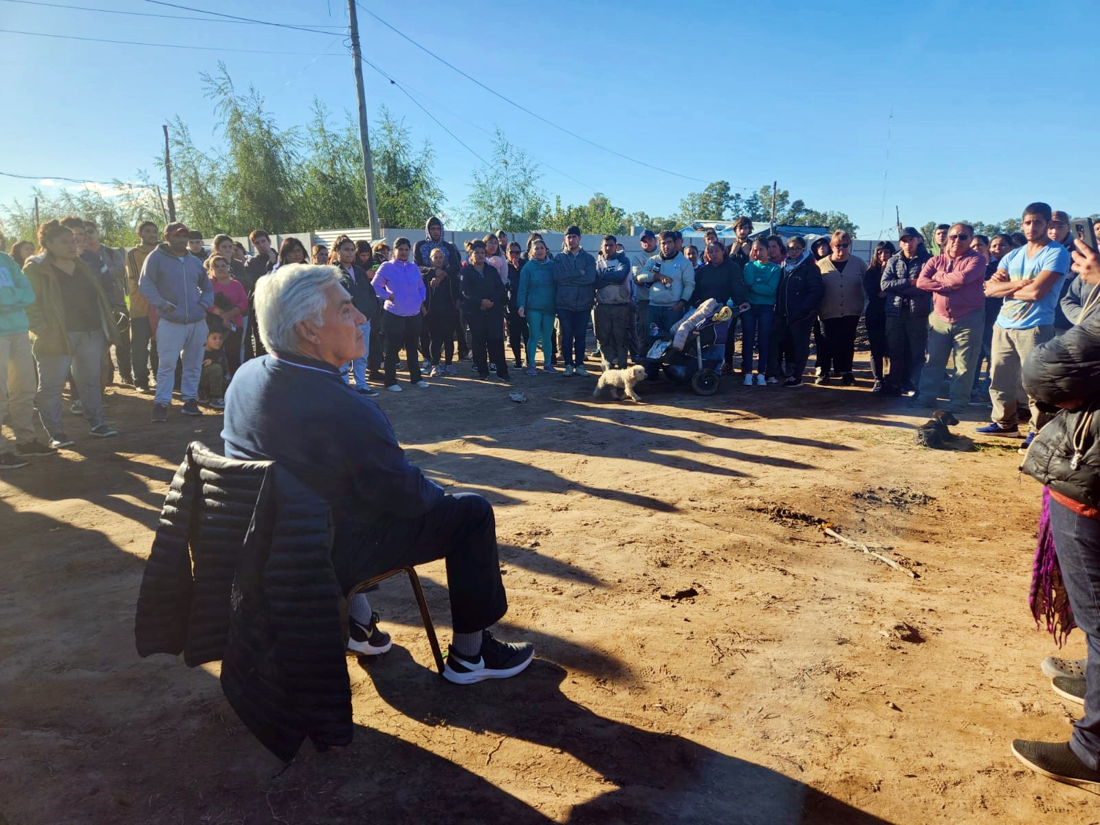 Vecinos del Chaparral y el Intendente Alegre Trabajan Juntos por una Solución