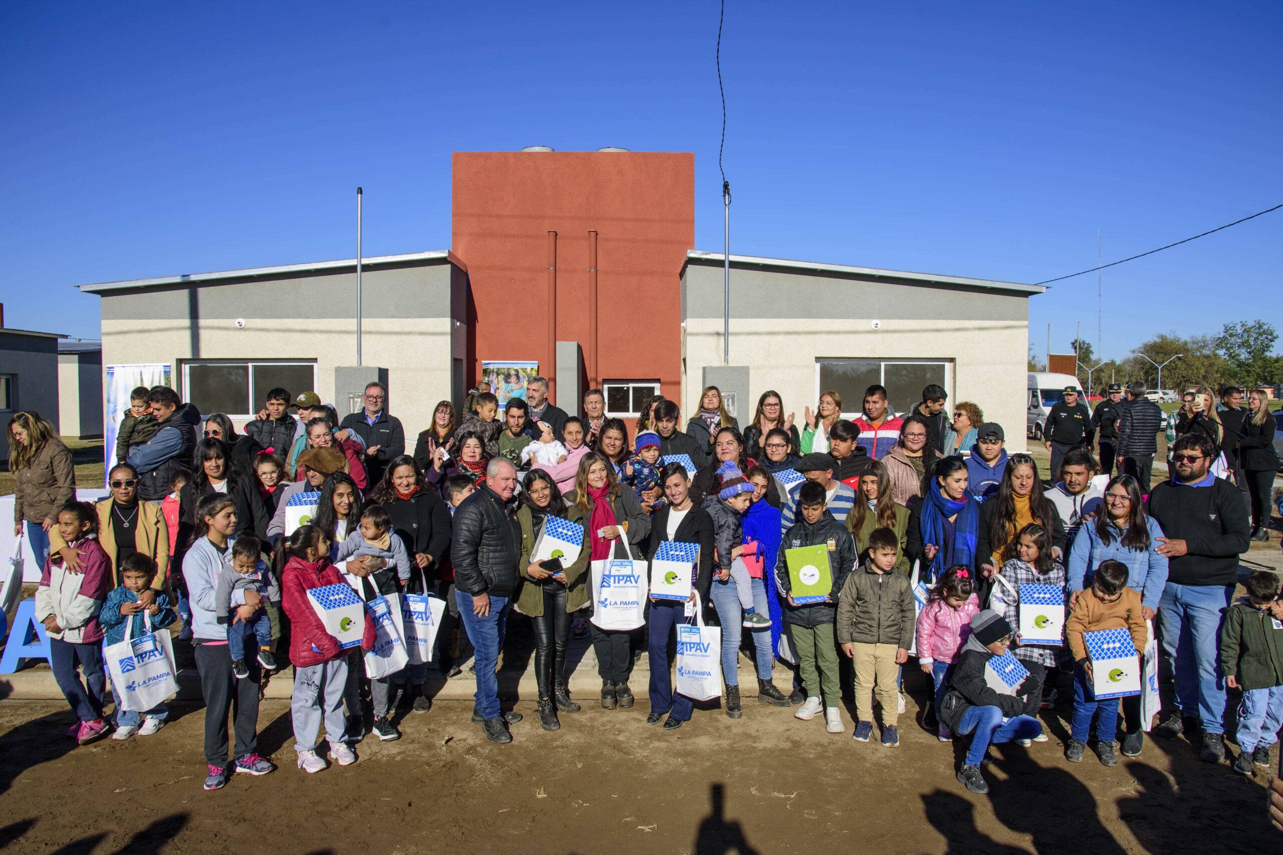 El Gobierno provincial entregó viviendas en Santa Isabel