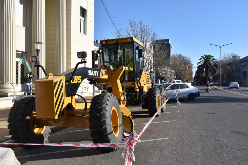 Trenque Lauquen adquiere motoniveladora y prepara nueva licitación bajo la gestión de Francisco Recoulat