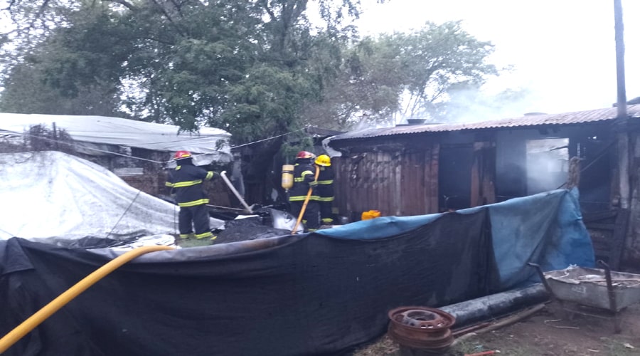 Valientes en Acción: Bomberos Voluntarios Combaten Incendio en Vivienda Precaria en Int. Alvear