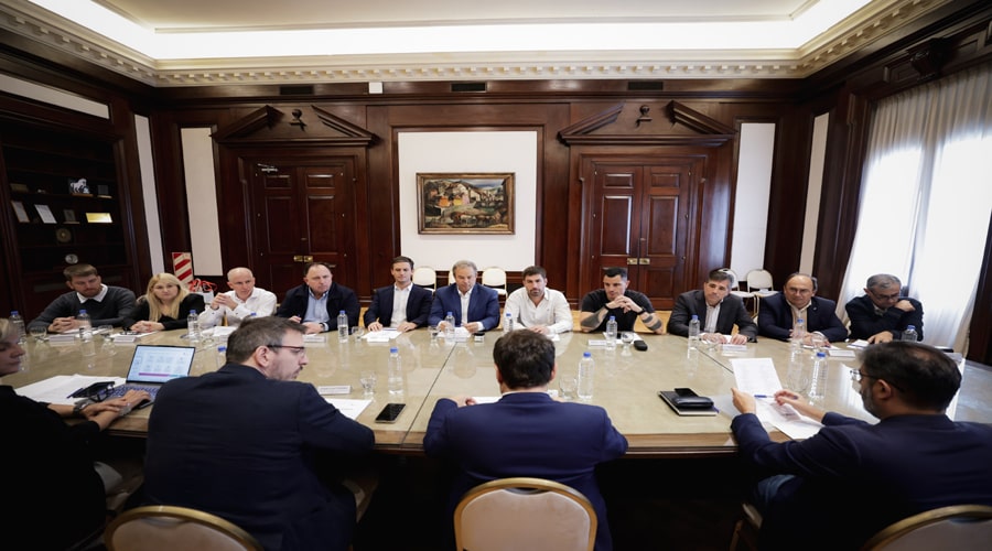 Kicillof anuncia que el Banco Provincia financiará el 100% de bienes de capital para municipios con la «Línea 2025»