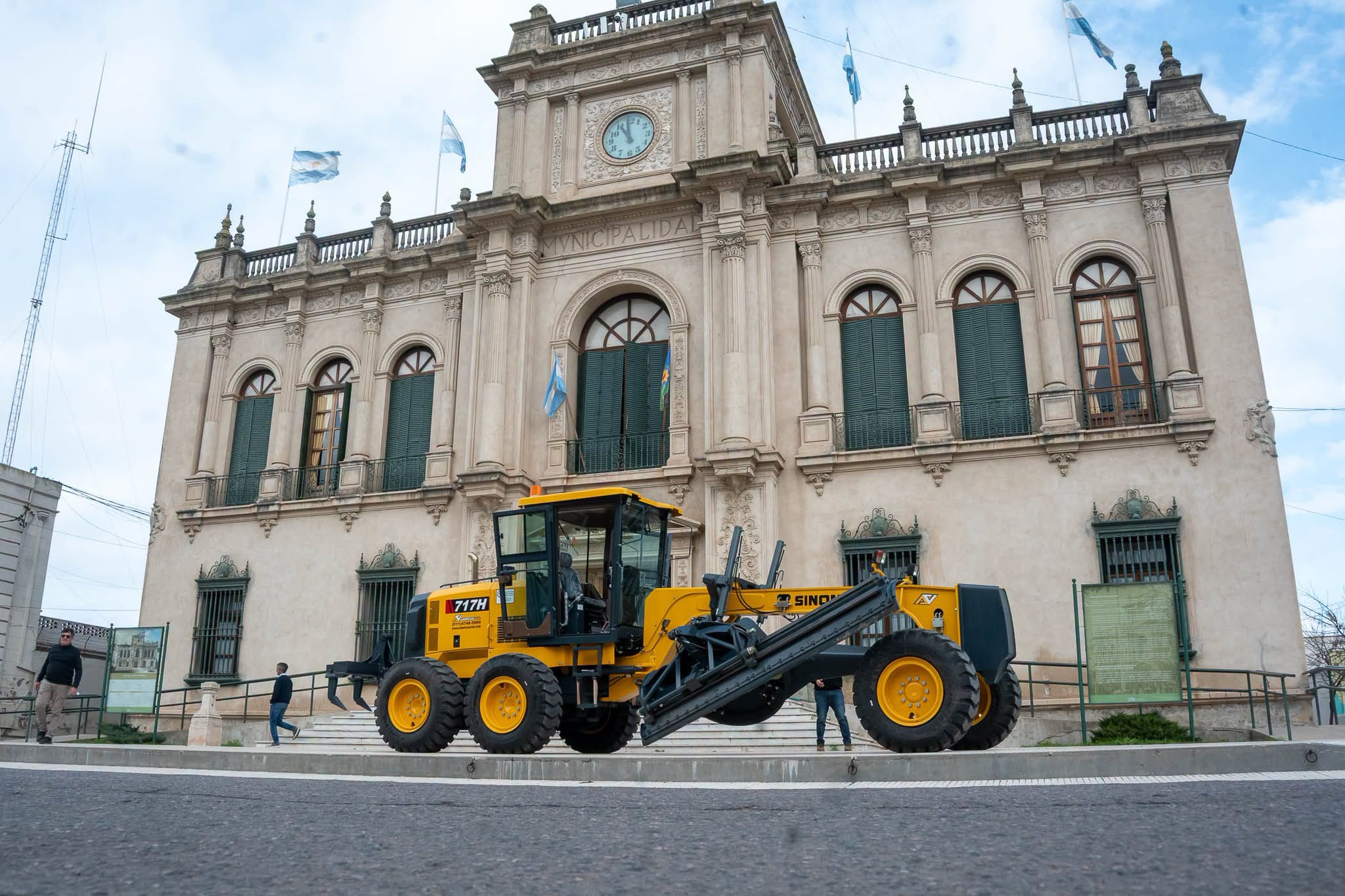 Tras ocho años, el Municipio de Rivadavia suma una motoniveladora 0 km para la red vial rural