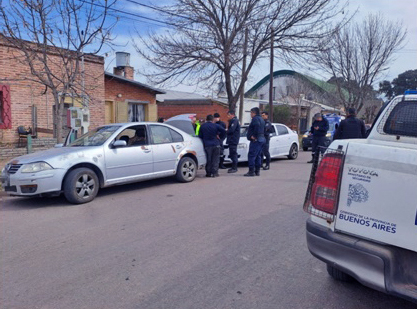 Les decomisan la mercadería a tres ambulantes en Fortín Olavarría