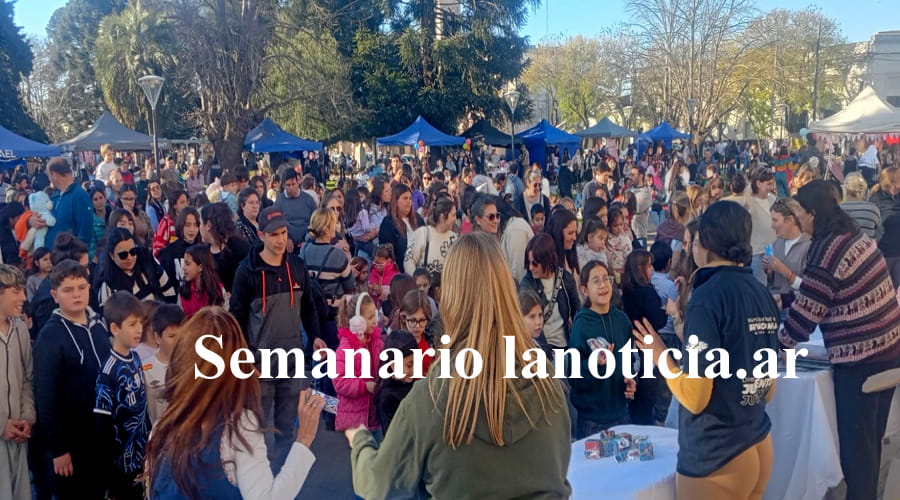 Con un marco multitudinario, la Plaza Colón vibró al ritmo del festejo por el Mes de las Infancias